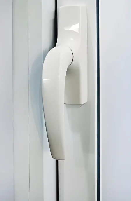 Puerta balcón corrediza 2 hojas con paño fijo superior, color blanco brillante (detalle)