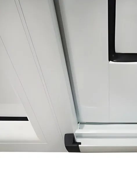 Puerta balcón con paño en ángulo, ventana rebatible y revestimiento, color blanco (detalle)