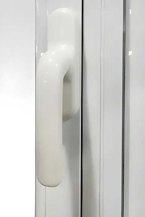 Puerta balcón con paño en ángulo, ventana rebatible y revestimiento, color blanco (detalle)