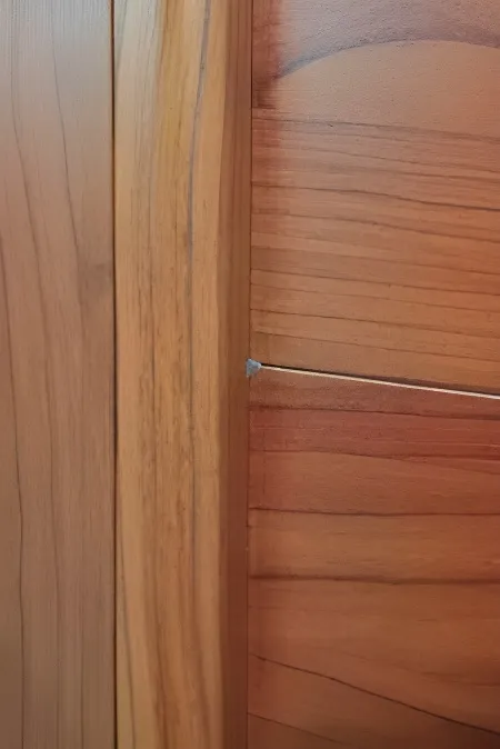 Puerta simil cedro acanalada con manijón, color simil cedro (detalle)