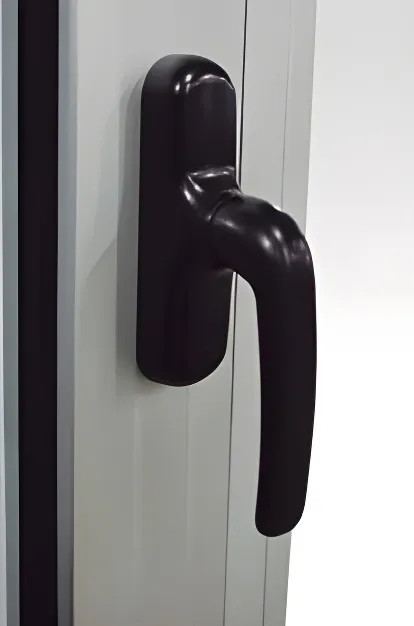 Ventana Oscilobatiente M3, color anodizado natural (detalle)