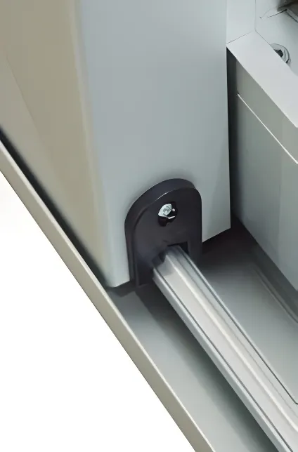 Puerta Balcón M7, color anodizado natural (detalle)