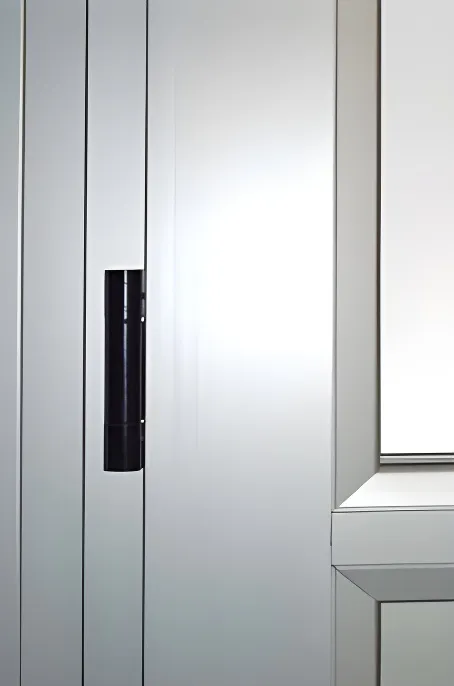 Puerta M3 - mitad vidrio, mitad revestimiento, color anodizado natural (detalle)
