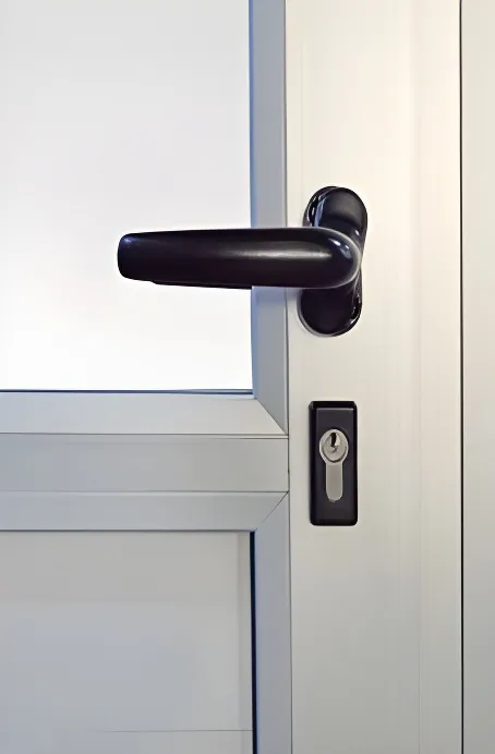 Puerta M3 - mitad vidrio, mitad revestimiento, color anodizado natural (detalle)