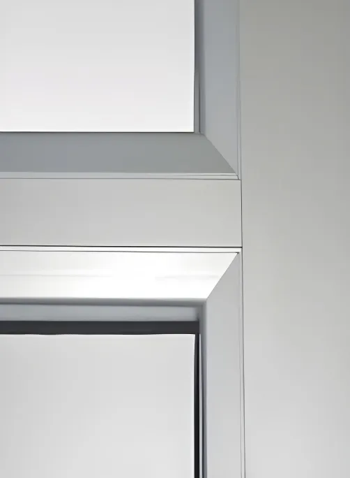 Puerta M3 - revestimiento con paño fijo superior chico, color anodizado natural (detalle)