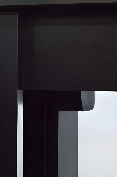 Ventana corrediza con mosquitero, color negro mate (detalle)