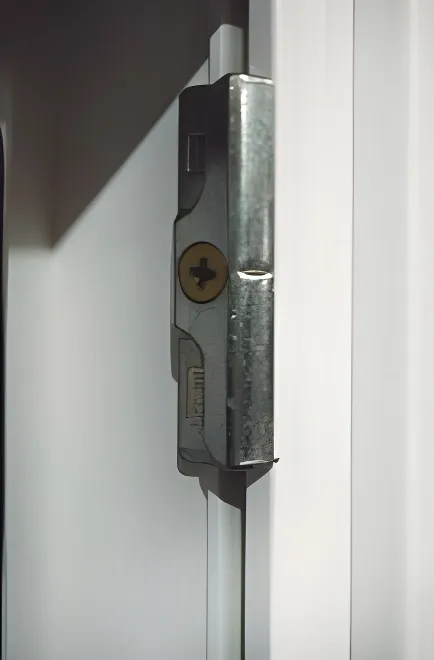 Puerta rebatible, color blanco (detalle)