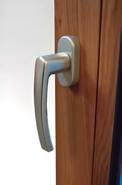 Ventana oscilobatiente, color roble dorado (detalle)
