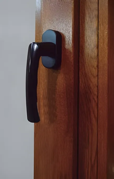 Ventana Patagónica, color roble dorado (detalle)