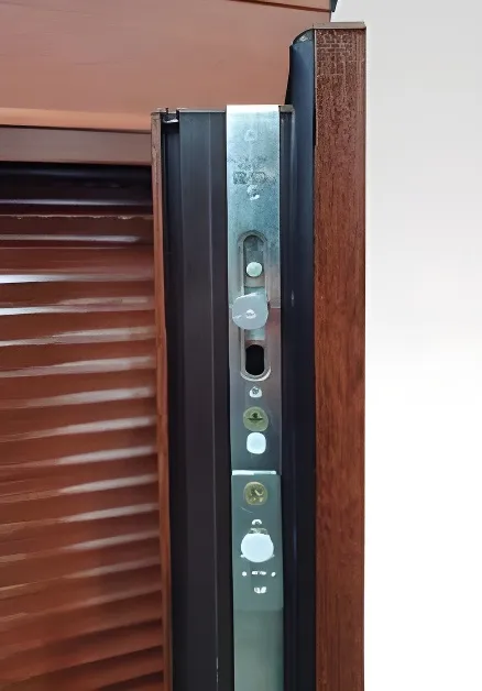 Ventana patagónica oscilobatiente + paño fijo + cajón compacto, color nogal (detalle)