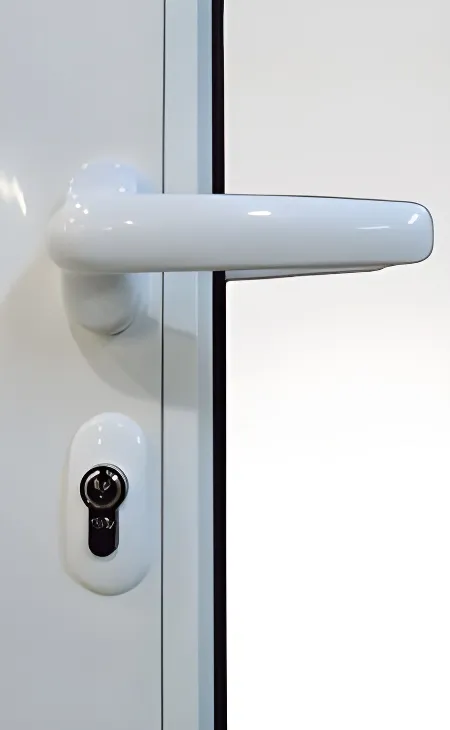 Puerta hoja y media totalmente vidriada, color blanco (detalle)