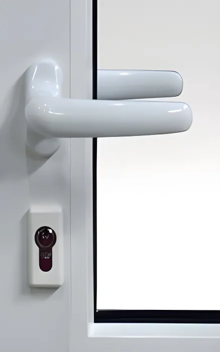 Puerta con ventana proyectante acoplada (1/2 revestimiento, 1/2 vidrio), color blanco (detalle)