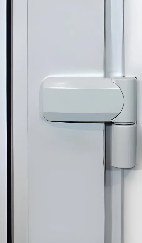 Puerta con ventana rebatible acoplada, panel pampa opaco, color blanco (detalle)