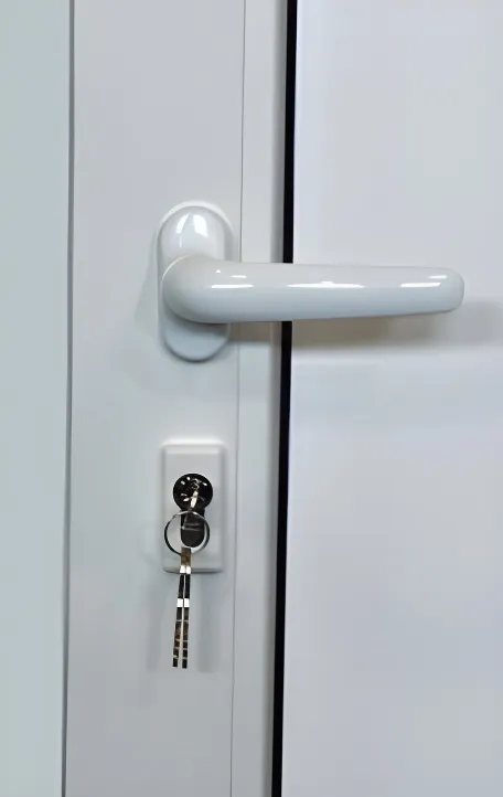 Puerta con ventana rebatible acoplada, panel pampa opaco, color blanco (detalle)