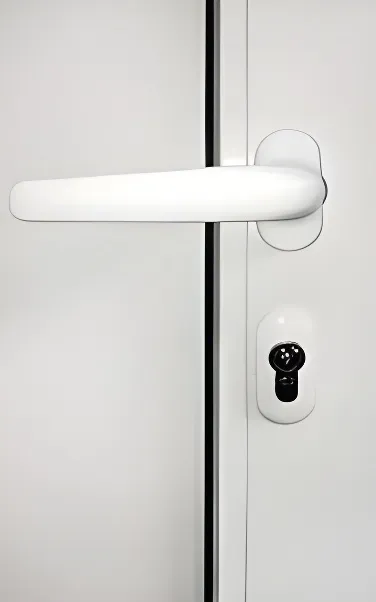 Puerta con paño fijo superior (transom), panel ranurado, color blanco (detalle)