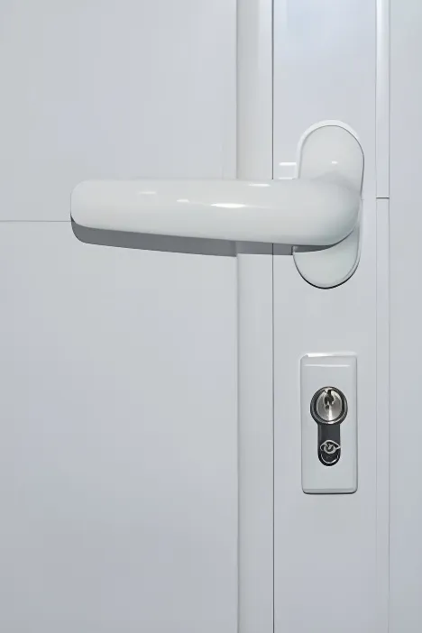 Portón levadizo aluminio Línea Módena con puerta de escape, color blanco (detalle)