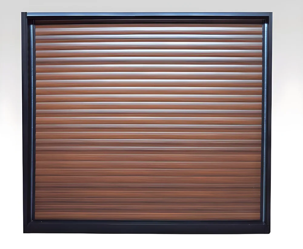 Portón enrollable de aluminio, lama 77mm, color símil madera