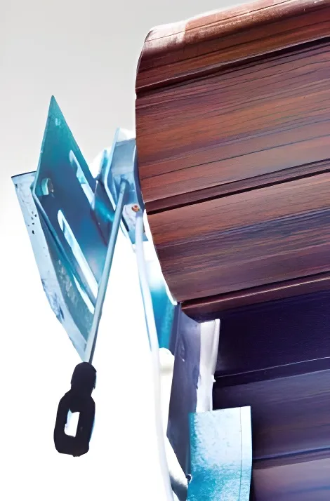 Portón enrollable de aluminio, lama 77mm, color símil madera (detalle)