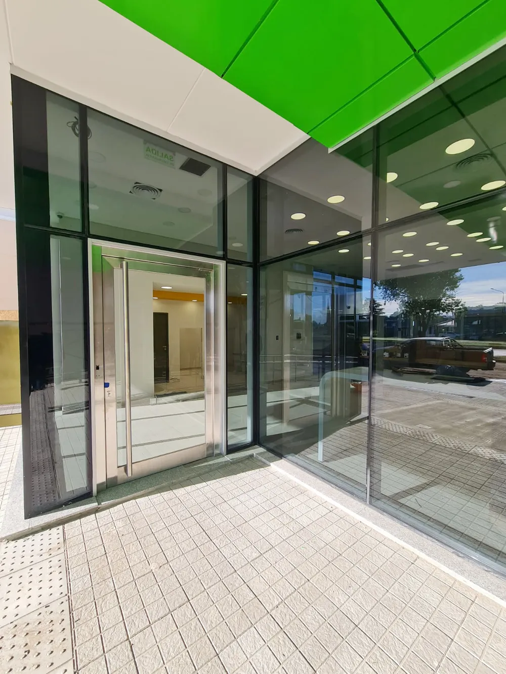 Frente de piel de vidrio y aluminio negro en el acceso del Banco de La Pampa, Santa Rosa