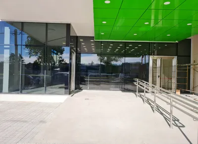 Vista del frente vidriado y la rampa de acceso del banco en Santa Rosa, La Pampa
