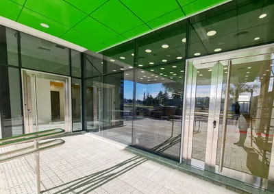 Puerta corrediza automática de vidrio en el ingreso del Banco de La Pampa