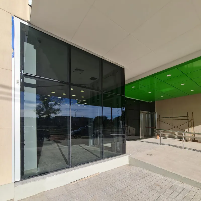 Paños de vidrio de gran superficie sobre estructura de aluminio negro en Santa Rosa