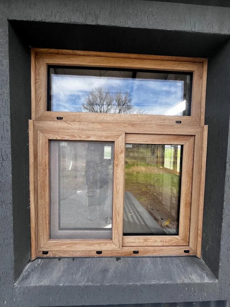 Ventana corrediza cuadrada de PVC roble dorado con mosquitero y banderola fija