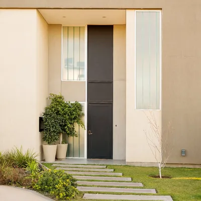 Puerta de entrada de aluminio con paños fijos laterales de vidrio esmerilado