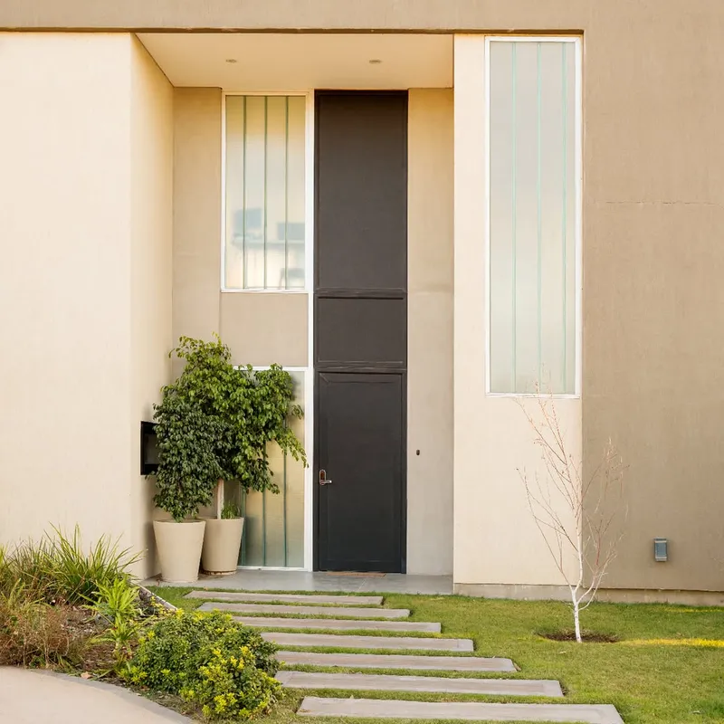 Puerta de entrada de aluminio con paños fijos laterales de vidrio esmerilado