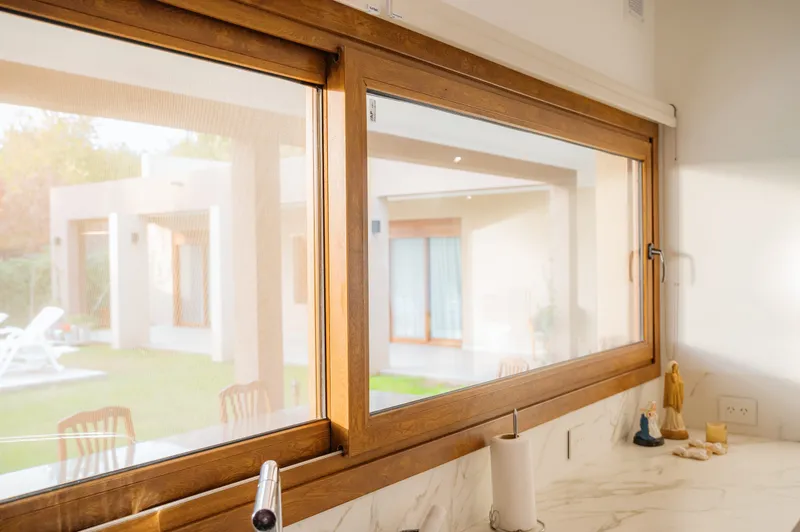 Ventana corrediza apaisada de PVC Winchester sobre la mesada