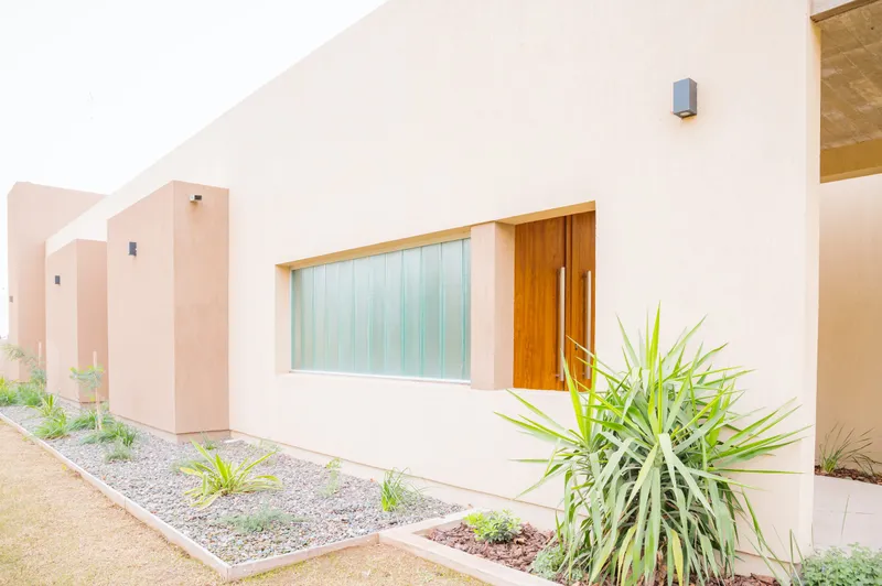Fachada con ventana apaisada y puerta de PVC Winchester en Santa Rosa