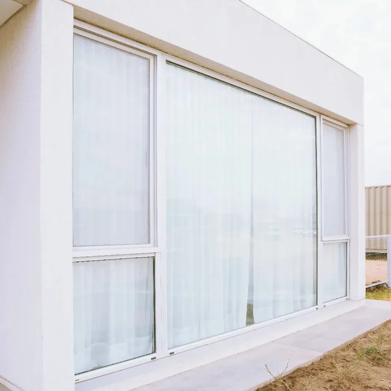 Ventana patagónica de aluminio con paño fijo, hoja oscilobatiente con mosquitero y corrediza de grandes dimensiones