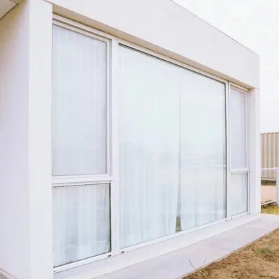 Ventana patagónica de aluminio con paño fijo, hoja oscilobatiente con mosquitero y corrediza de grandes dimensiones