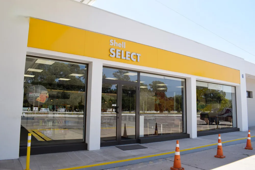 Frente vidriado del Shell Select con carpintería de aluminio negro en General Pico