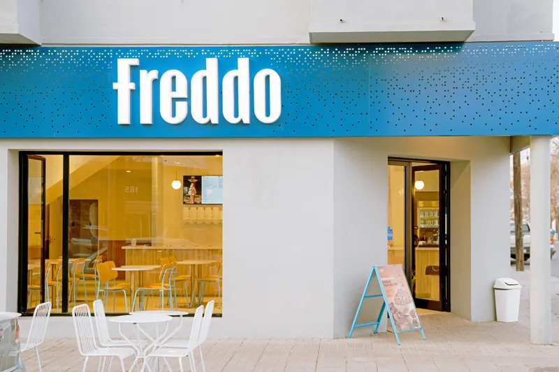 Vidriera de aluminio negro de la heladería Freddo en General Pico