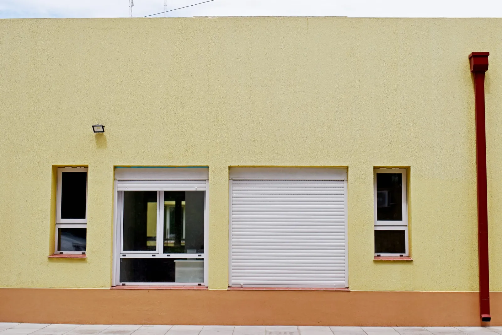 Fachada del hospital con ventanas de PVC blanco y cortina de enrollar en General Pico