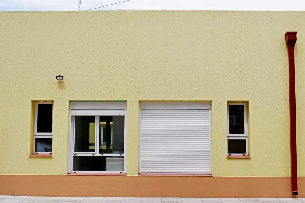Fachada del hospital con ventanas de PVC blanco y cortina de enrollar en General Pico