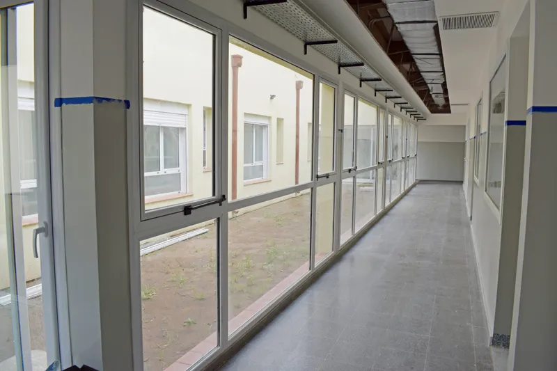 Galería vidriada con paños fijos de PVC blanco hacia el patio interno