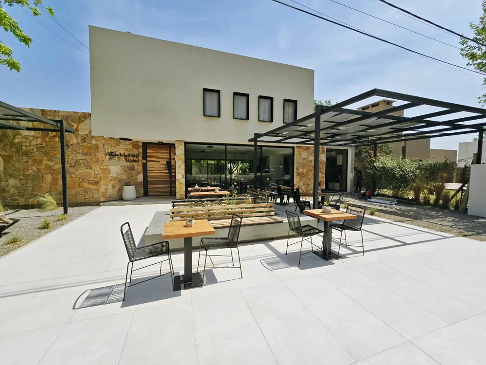 Patio del Hotel Del Llano con cerramientos de aluminio negro en Realicó