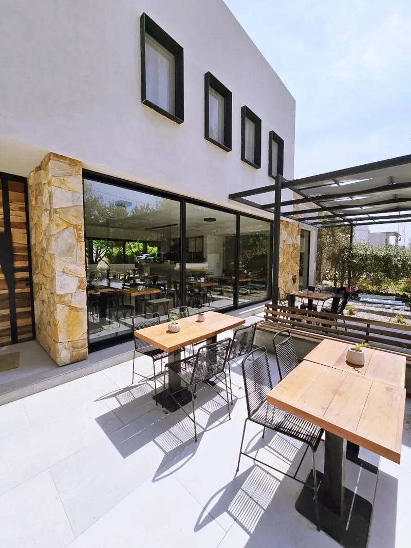 Galería del hotel con paños vidriados de aluminio negro