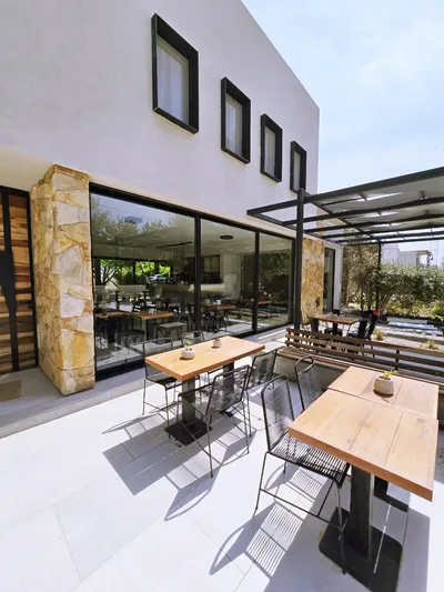 Galería del hotel con paños vidriados de aluminio negro