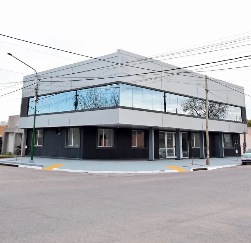 Edificio de oficinas en General Pico con piel de vidrio en la esquina
