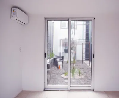 Puerta ventana corrediza de aluminio anodizado con salida al patio