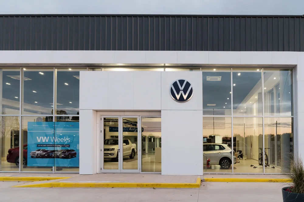 Frente de piel de vidrio del concesionario Pampa Wagen en General Pico