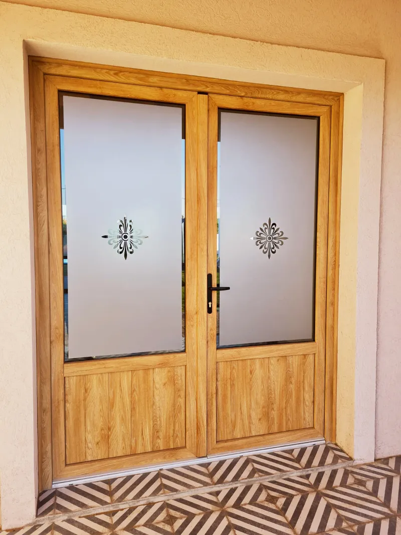 Puerta de entrada de PVC Turner de dos hojas con vidrio esmerilado grabado