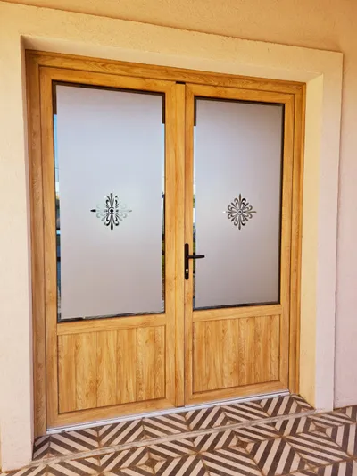 Puerta de entrada de PVC Turner de dos hojas con vidrio esmerilado grabado