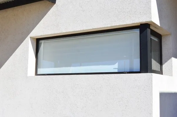 Ventana esquinera apaisada de aluminio bronce anodizado