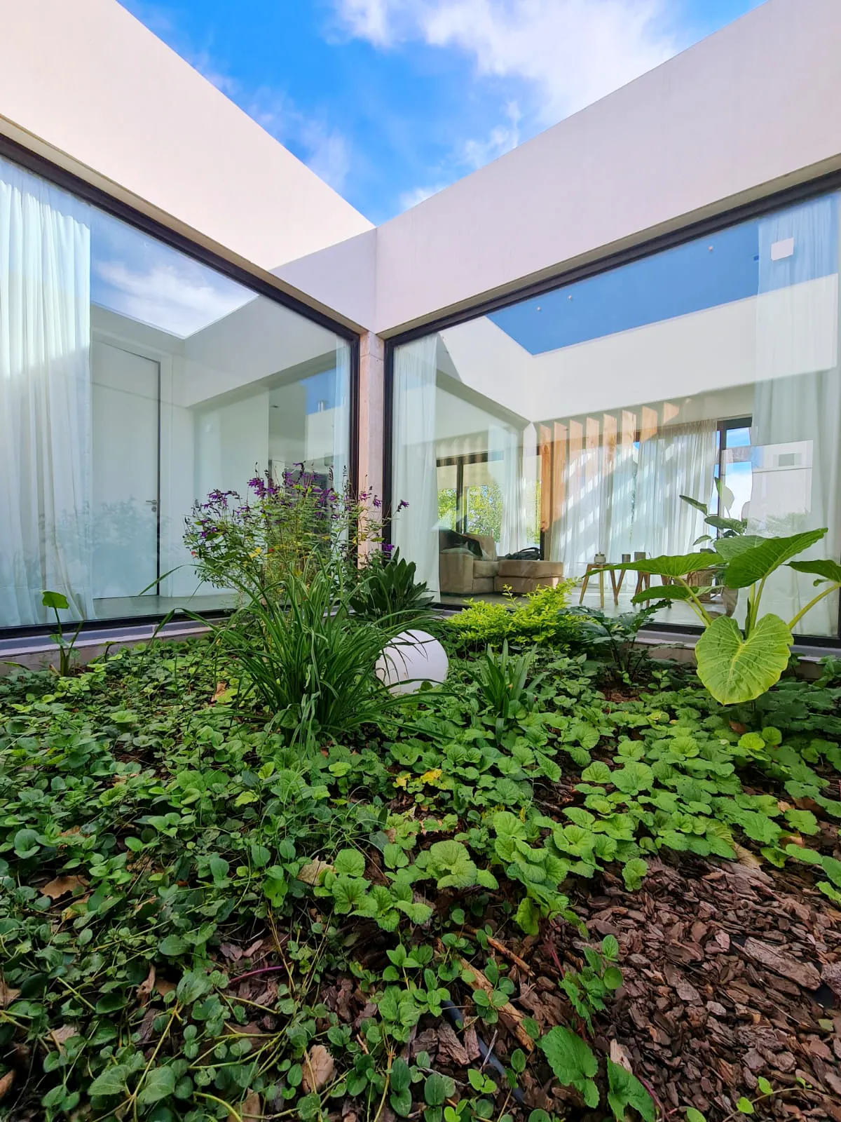 Patio interno cerrado con paños fijos de aluminio negro en General Pico