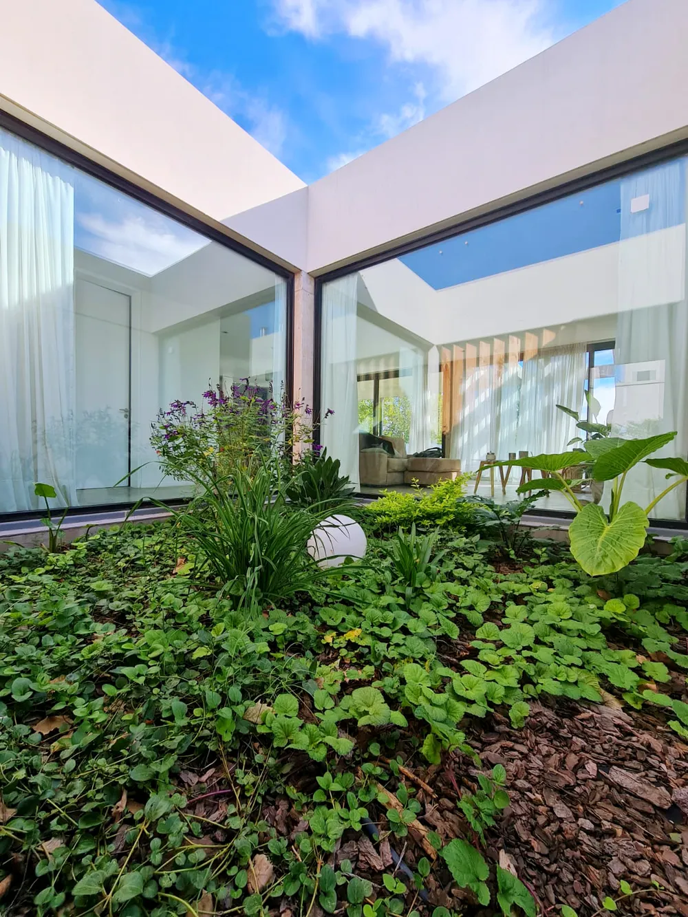 Patio interno cerrado con paños fijos de aluminio negro en General Pico