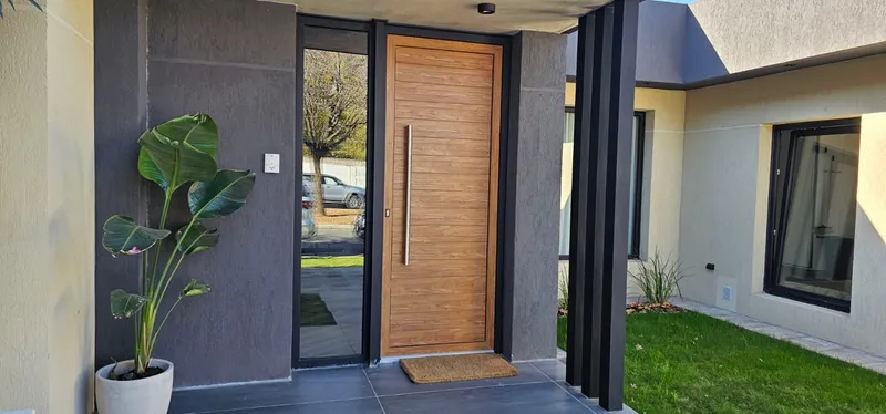 Puerta de entrada de PVC Turner con paño fijo lateral negro en General Pico